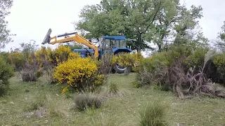 Ya avanza la limpieza del cable con la desbrozadora del tractor