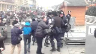 #Евромайдан Активисты сломали елку и захватили Майдан видео video