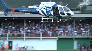 HELICÓPTERO FAZ RESGATE em estádio lotado durante jogo do futebol capixaba