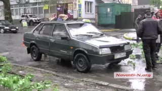 Видео "Новости-N": В Николаеве дерево упало на машину