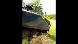 Брошенный украинскими войсками, голландский БТР YPR-765. Это  лицензионная копия американского М113.