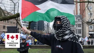 Duelling pro-Israel, pro-Palestinian protests held outside Montreal's McGill University