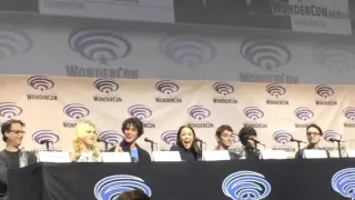 Eliza Taylor  talks about Clarke and Lexa's kiss and Alycia at #WonderCon