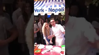 VIDEO - Grecia Colmenares Pizzaiola per strada a Napoli da Gino Sorbillo!