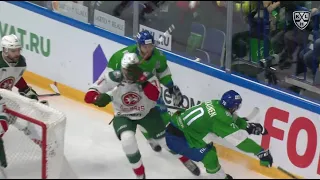 Hartikainen accidentally lays booming hit on his teammate