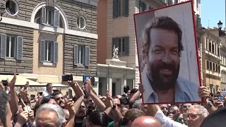 L'ultimo saluto a Bud Spencer, la folla a Piazza del Popolo