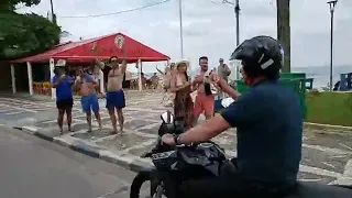 Bolsonaro passeia de moto pelas ruas de Guarujá