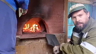 Выжиг деревянного каркаса глинобитной печи в отреставрированном доме из деревни Анчирикова