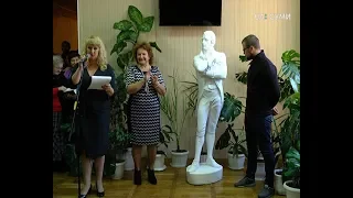 Сумському училищу мистецтв подарували скульптуру Бортнянського