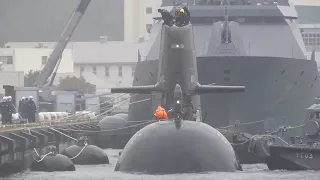 The Royal Australian Navy (RAN) Collins-class submarine come into port Yokosuka in downpour