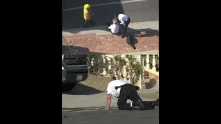Policía Atacado Por Abejas 2 Ángulos Diferentes. Los Ángeles CA EEUU