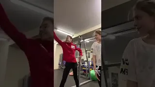 Дарья Усачева и Алена Косторная танцуют в спортзале