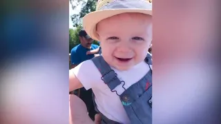 смешные дети и животные в зоопарке!  funny kids and animals at the zoo!