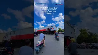 KURANG SABAR! Pemotor Nekat Trobos Perlintasan Kereta Api, Hampir Kena Tabrak Kereta yang Melaju!