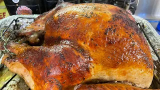 THE PERFECTLY JUICY AND MOIST  ROASTED TURKEY 🦃 /OLD SCHOOL HERB ROASTED TURKEY/HAPPY THANKSGIVING
