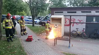 Strażacy wyciągają pijanego mężczyznę z kontenera na odzież