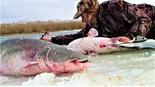 ОТ ТАКОЙ РЫБАЛКИ - МУРАШКИ! ЛОВИЛ ЩУК, А ПОЙМАЛ,  ЗИМОЙ - СОМОВ! РЫБАЛКА В ЗАМЁРЗШЕМ ОЗЕРЕ