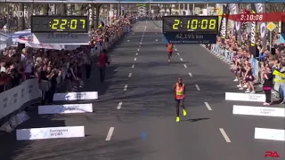 Marathon runner crawls across line in dramatic finish (EXTREEM DETERMINATION)