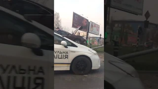 ДТП в Івано-Франківську: автівка влетіла у кільце та знесла стовп