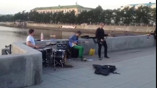 Уличные музыканты играют в память о солисте Linkin Park