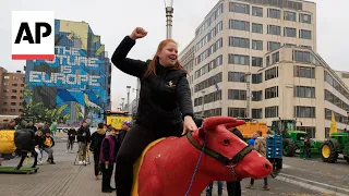 Spraying manure and throwing beets, farmers in tractors again block Brussels to protest EU policies