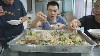 【食味阿远】两个猪肚、4个筒骨，阿远做“酸菜猪肚炖筒骨”，配米饭吃太香了 | Shi Wei A Yuan