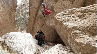 The difficult passage of a village woman with her children in the mountains