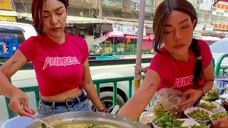 Thai Lady Cooks $1 Chicken Green Curry In Bangkok Thailand - Thai Street Food