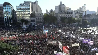 Estudiantes salen a las calles en rechazo a ajuste a las universidades en Argentina | AFP