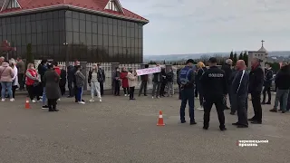 Жителі Чагорської ОТГ вийшли на акцію, аби підтримати голову, якому невідомі погрожують вогнем