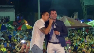 Andy Rivera cantando música popular con su padre