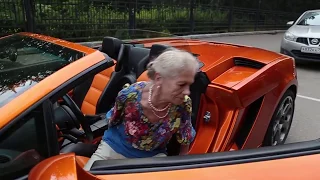 Бабуля на Ламборгини Пранк   Granny on Lamborghini Prank
