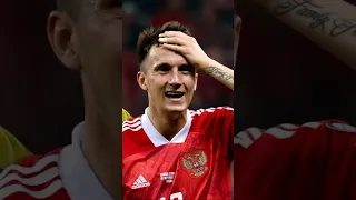 Футболист извинился за то, что обнял игрока из России
