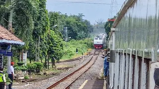 JALUR KERETA MIRIP ROLLER COASTER NAIK TURUN TERJAL!! Pertemuan Kereta Api di Stasiun Track Ekstrim