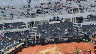 Jannik Sinner entra nel  campo centrale da Re agli Internazionali di Roma 23, acclamato dal pubblico