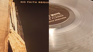 Reproduciendo Vinyl de Snowy White - No Faith Required (1996) en Tornamesa Inglesa Garrard.