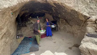 Life like 2000 years ago | Old Lovers live in a risky Cave Part1 | traditional lifestyle