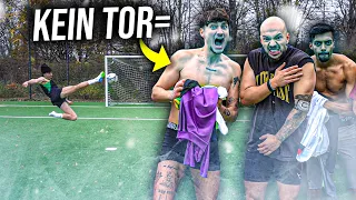 KÄLTESTE STR!P FUßBALL CHALLENGE! *KEIN TOR = AUSZIEHEN*