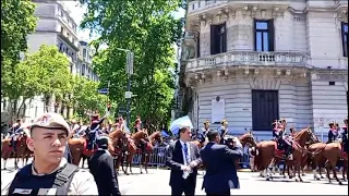 DESFILE DE GRANADEROS FERVIENTE CORO DEL PUEBLO !!  ARRIBA ARGENTINA!!!!!