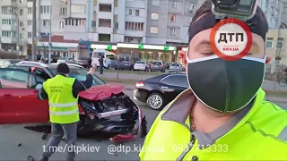 Видео с места аварии А вот и #бмв самолет Шалена автотрощща в Киеве на #Ахматовой: пацаненок на бмв