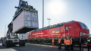 Deutsche Bahn bringt über "Schienenbrücke" Hilfsgüter in die Ukraine | AFP