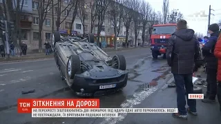 У Вінниці на перехресті від удару з іномаркою перекинувся легковик