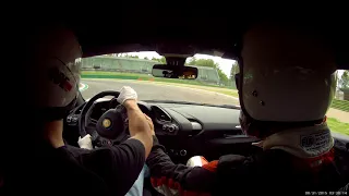 Guido una Ferrari 488 a Imola, istruttore in panico.