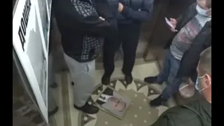 В Киеве в лифте повесили портрет Путина: реакция украинцев попала на видео.