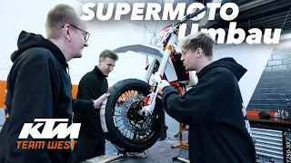 Die KTM EXC wird auf Super Moto umgebaut.