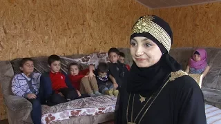 Крымская мусульманка одна воспитывает 9 детей по нормам религии