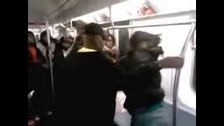 Женщины подрались за место в поезде метро!