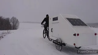 Fahrrad Wohnwagen Winterwald Übernachtung