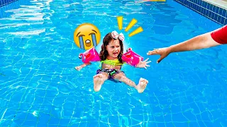 LAYRA APRENDE A NADAR SOZINHA NA PISCINA FUNDA!