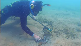 Metal Detecting Underwater Whats Stuck Between ROCK's!! Found GOLD with BLU3 Nemo